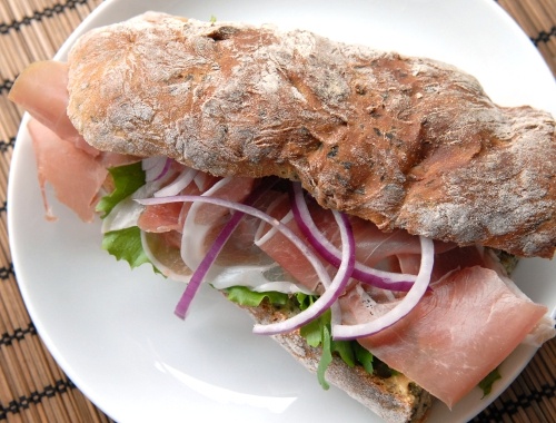 Fylld spenatbaguette med prosciutto Fylld spenatbaguette med prosciutto